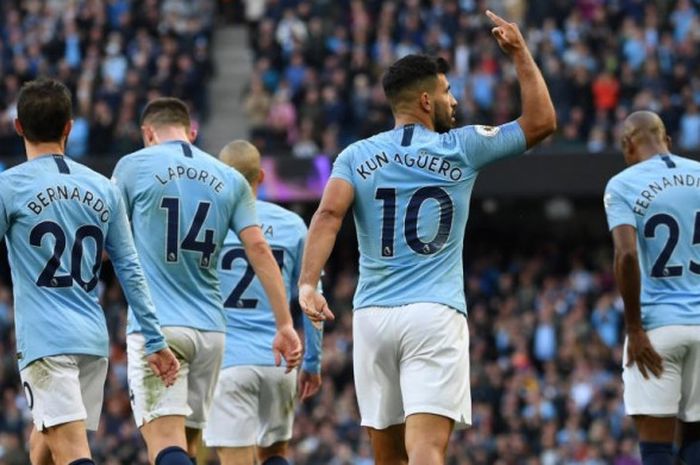 Sergio Aguero dan rekan-rekan merayakan gol Manchester City ke gawang Brighton & Hove Albion dalam partai Liga Inggris di Etihad Stadium, 29 Sepember 2018.