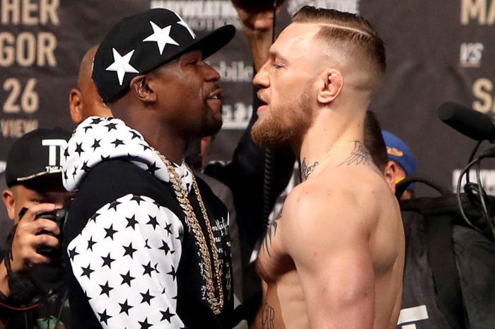  Petinju asal Amerika Serikat, Floyd Mayweather (kiri), beradu argumen dengan petarung UFC asal Republik Irlandia, Conor McGregor, pada sesi konferensi pers di New York, Amerika Serikat, 13 Juli 2017. 