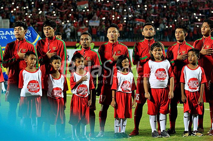 Pemain timnas U-19 Indonesia menyanyikan lagu kebangsaan Indonesia menjelang dimulainya laga Grup A Piala AFF U-19 2018 antara Indonesia melawan Laos di Stadion Gelora Delta Sidoarjo, Jawa Timur, Minggu (01/07/2018) malam.