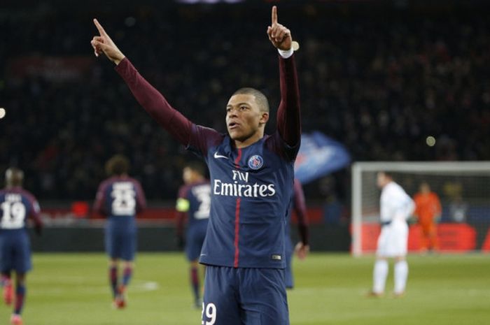  Penyerang Paris Saint-Germain, Kylian Mbappe, merayakan gol yang dia cetak ke gawang Olympique Marseille dalam laga Liga Prancis di Stadion Parc des Princes, Paris, pada 25 Februari 2018. 