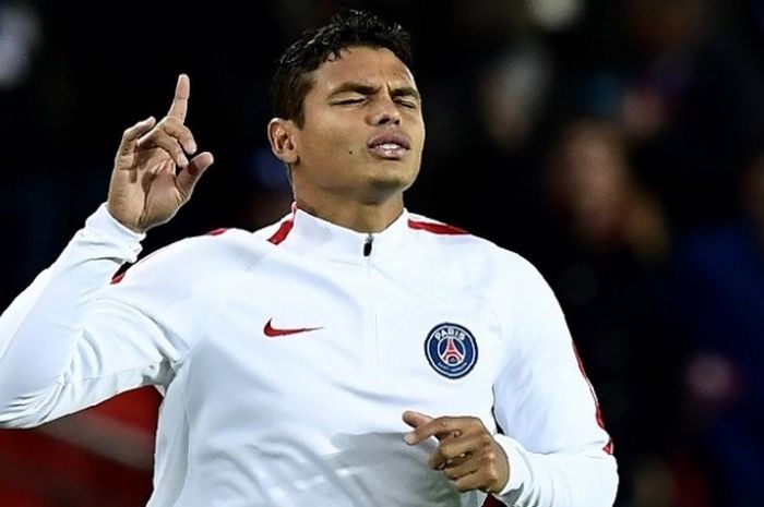 Bek tengah Paris Saint-Germain, Thiago Silva, melakukan pemanasan menjelang laga Liga Champions kontra Basel, di Parc des Princes, Sabtu (22/10/2016).