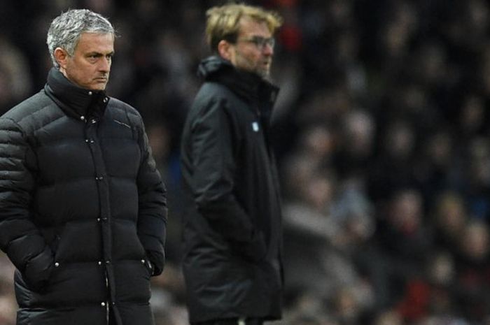 Jose Mourinho (kiri) dan Juergen Klopp mengawasi jalannya laga Manchester United lawan Liverpool pada ajang Liga Inggris di Old Trafford, Manchester, 15 Januari 2017.