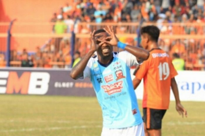 Selebrasi penyerang Madura United, Engel Bert Sani seusai mencetak gol ke gawang Persibo Bojonegoro pada laga pembukaan Piala Indonesia 2018 di Stadion Letjen Soedirman, Kabupaten Bojonegoro, 8 Mei 2018. 