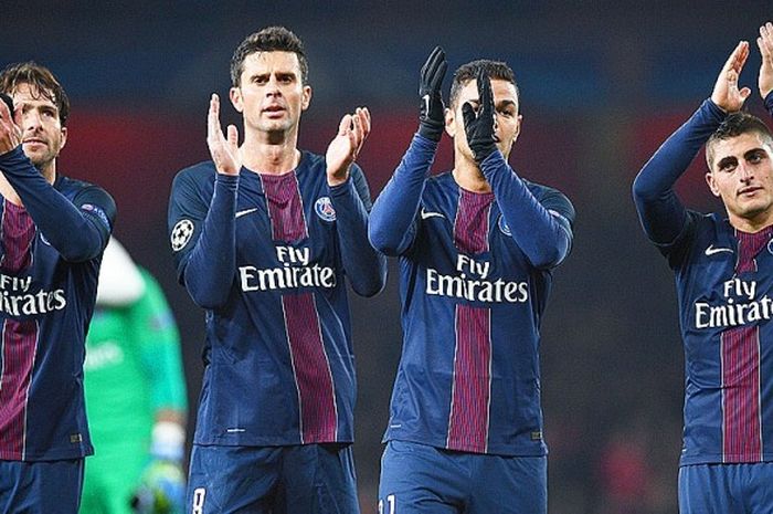 Pemain Paris Saint-Germain (kiri-kanan): Maxwell, Thiago Motta, Hatem Ben Arfa, dan Marco Verratti memberikan apresiasi mereka terhadap para suporter dengan tepuk tangan seusai laga melawan Arsenal dalam laga lanjutan Grup A Liga Champions 2016-2017 di Stadion Emirates, London, pada 23 November 2016.