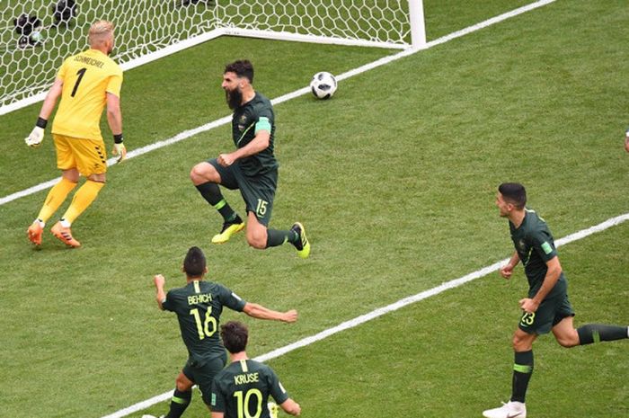 Gelandang Australia, Mile Jedinak (tengah), merayakan gol yang dicetak ke gawang Denmark dalam laga Grup C Piala Dunia 2018 di Samara Arena, Samara, Rusia pada 21 Juni 2018.