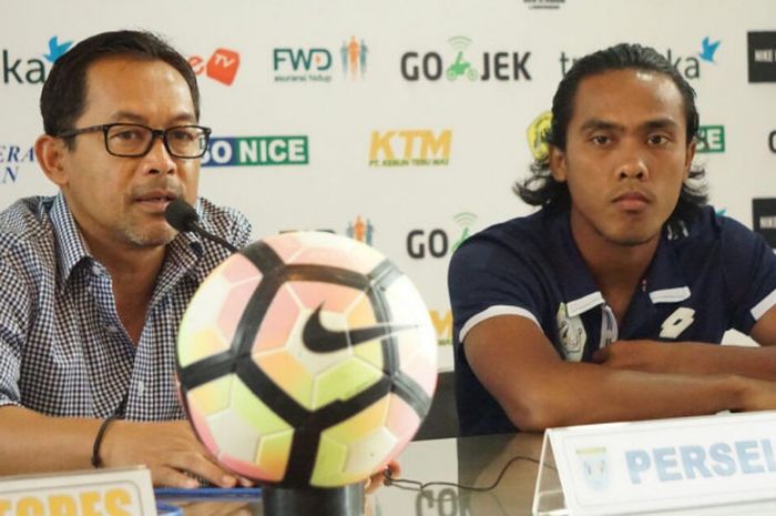 Pelatih Aji Santoso dan pemain Persela, Zainal Arifin dalam sesi jumpa pers pra-laga timnya kontra Persegres di Lamongan pada Jumat (29/30/2017). 