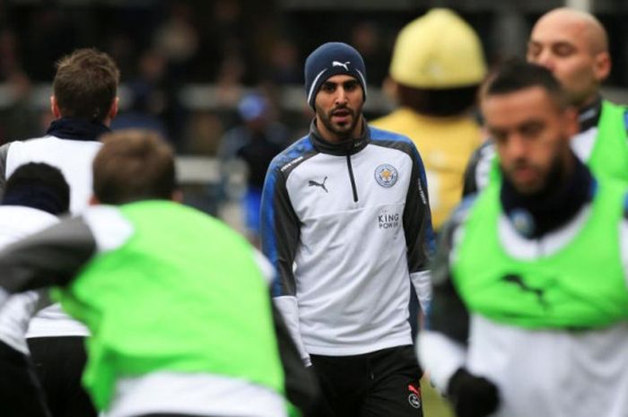 Riyad Mahrez saat melakukan pemanasan menjelang duel Leicester City lawan Peterborough di London Road Stadium, 27 Januari 2018.