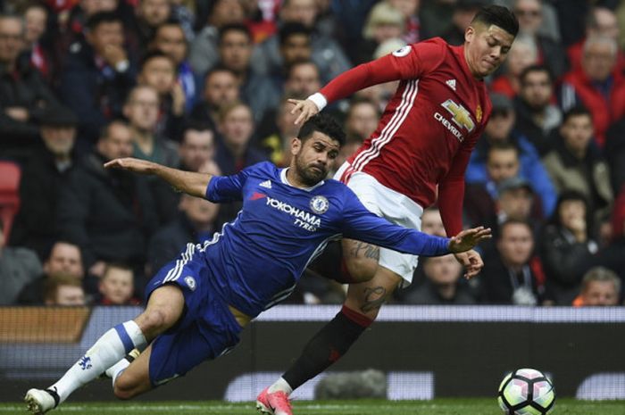 Aksi bek Manchester United, Marcos Rojo (kanan), saat berduel berebut bola dengan striker Chelsea, Diego COsta, dalam pertandingan Liga Inggris 2016-2017 di Stadion Old Trafford, Manchester, Inggris, pada 16 April 2017.