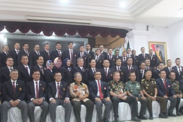 Brigjen TNI (Purn) Subroto (paling tengah) saat berfoto bersama jajarannya usai menjalani pelantikan sebagai Ketua Umum KONI Jateng periode 2017-2021 di Wisma Perdamaian, Semarang, Kamis (11/1/2018). 