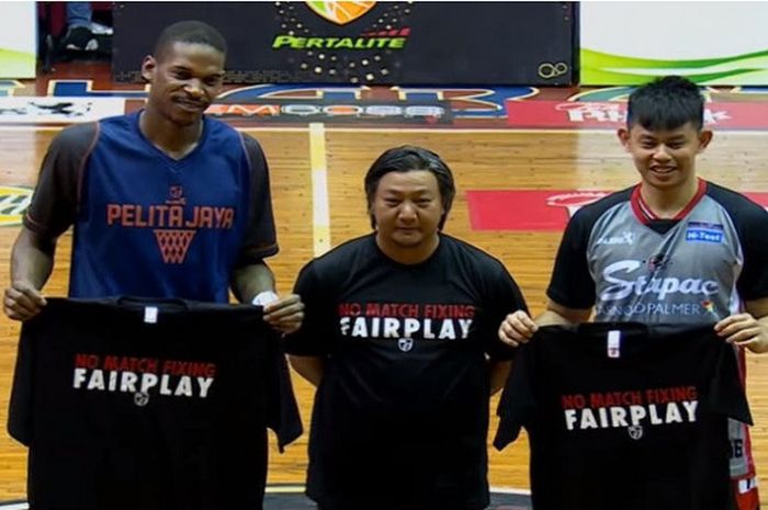 (dari ki-ka) Chester J Giles, Hasan Gozali, dan Oki Wira Sanjaya berpose di tengah lapangan GOR Sahabat Semarang, Minggu (10/12/2017).