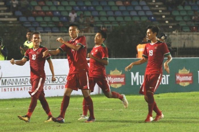 Penyerang Egy Maulana Vikri (kiri) bersama rekan-rekannya dari timnas U-19 Indonesia merayakan gol ke gawang timnas U-19 Myanmar pada laga perdana Grup B PIala AFF U-18 2017 di Stadion Thuwunna, Yangon, 5 September 2017. 