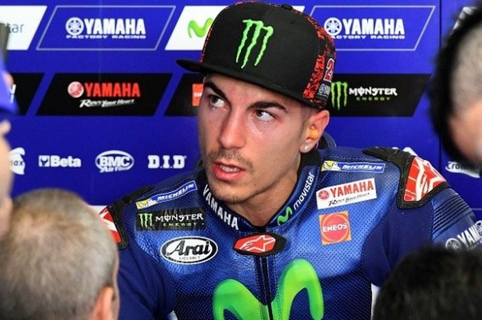 Pebalap Movistar Yamaha asal Spanyol, Maverick Vinales, berbicara dengan tim di pit pada sesi latihan bebas ketuga GP Italia di Sirkuit Mugello, Sabtu (3/6/2017).