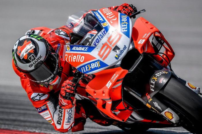 Pebalap tim Ducati, Jorge Lorenzo, saat beraksi pada tes pramusim hari ketiga di Sirkuit Sepang, Malaysia, Selasa (30/1/2018).