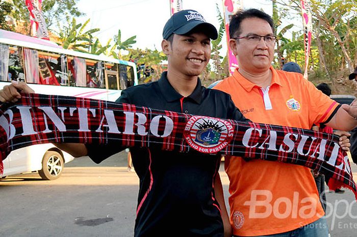 Ketua Umum The Jakmania, Ferry Indrasjarief (kanan), berpose dengan pendukung Persija Jakarta lainnya saat hadir di Stadion Gelora Ratu Pamellingan Pamekasan, Jawa Timur, Senin (21/08/2017) malam, untuk mendukung Persija Jakarta saat tampil melawan tuan rumah Madura United dalam laga lanjutan Liga 1.