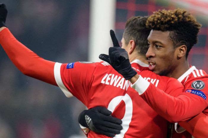 Striker Bayern Muenchen, Robert Lewandowski (kiri), merayakan golnya bersama Kingsley Coman dalam laga leg pertama babak 16 besar Liga Champions kontra Besiktas di Stadion Allianz Arena, Muenchen, Jerman, pada 20 Februari 2018.