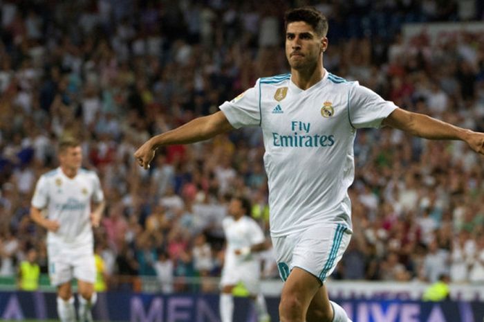 Pemain Real Madrid, Marco Asensio, merayakan gol yang dia cetak ke gawang Valencia dalam laga Liga Spanyol di Stadion Santiago Bernabeu, Madrid, pada 27 Agustus 2017.