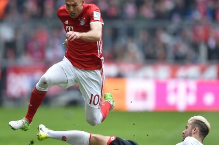 Winger Bayern Muenchen, Arjen Robben, melewati hadangan pemain Mainz dalam partai LIga Jerman di Allianz Arena, Sabtu (22/4/2017)