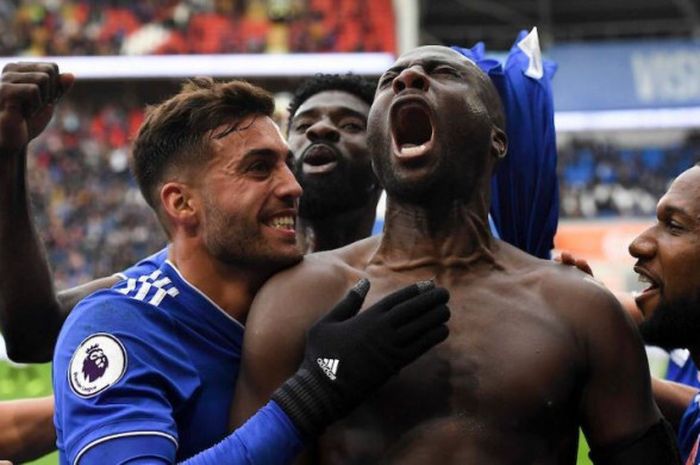 Bek Cardiff City, Sol Bamba, membuka kaus untuk merayakan golnya ke gawang Brighton Hove & Albion pada Sabtu (10/11/2018) dalam lanjutan laga Liga Inggris di Stadion Cardiff City, Cardiff.