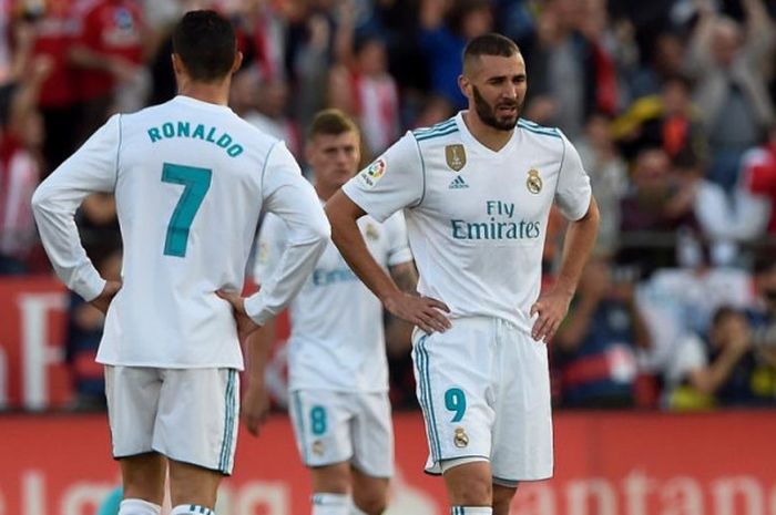   Ekspresi striker Real Madrid Karim Benzema (kanan) dan Cristiano Ronaldo dalam partai Liga Spanyol di markas Girona, Municipal de Montilivi, 29 Oktober 2017.  