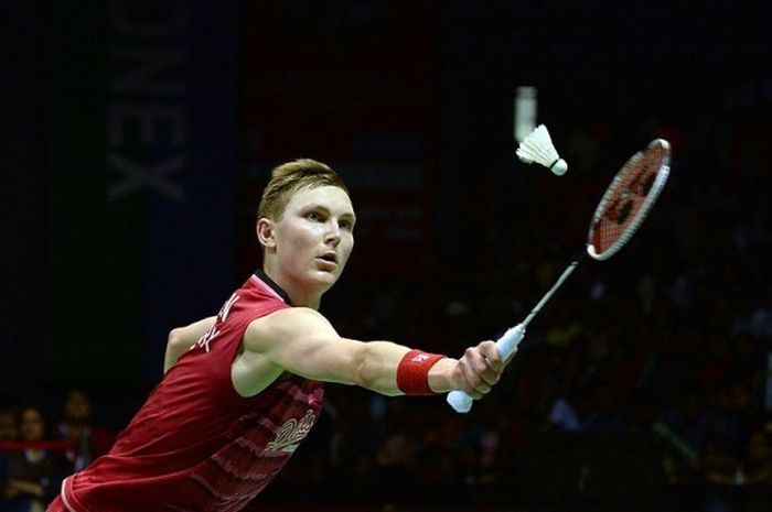 Pebulu tangkis Denmark, Viktor Axelsen, mengembalikan pukulan lawannya dari Taiwan, Chou Tien Chen, dalam partai final putra Turnamen India Terbuka di New Dehli, (2/4/2017).