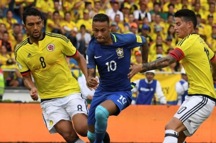 Penyerang timnas Brasil, Neymar (tengah), melewati dua pemain Kolombia, James Rodriguez (kanan) dan Abel Aguilar, dalam partai Kualifikasi Piala Dunia 2018- di Barranquilla, 5 September 2017.