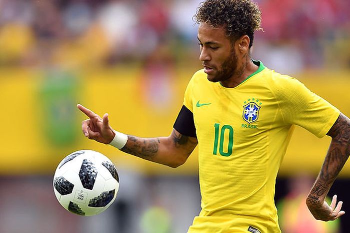 Bintang timnas Brasil, Neymar, tengah menggiring bola saat tampil melawan Austria dalam laga uji coba di Wina, Austria pada 10 Juni 2018.