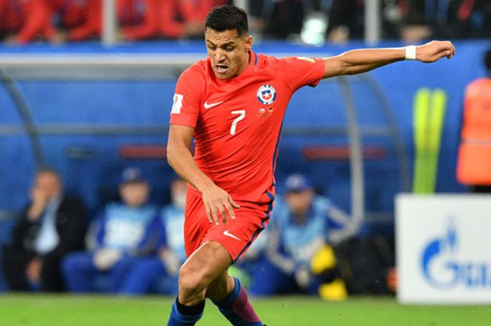 Alexis Sanchez saat bersiap untuk menendang bola dalam laga final Confederations Cup antara Cili dan Jerman di Saint Petersburg Stadium, 02 Juli 2017. 