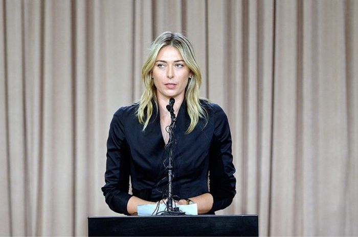 Petenis Maria Sharapova saat memberikan keterangan pers kepada media mengenai kasus doping yang tengah ia hadapi di hotel The LA Hotel Downtown, Los Angeles, 7 Maret 2016.