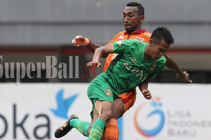 Pemain Bhayangkara FC dan Borneo FC berduel dalam laga pekan 25 Liga 1, Rabu (20/9/2017), di Stadion Patriot Chandrabhaga, Bekasi.