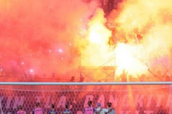 Pendukung Persiba Balikpapan, Balistik, nyalakan flare saat timnya menghadapi Madura FC di Stadion Batakan, Balikpapan, Kalimantan Timur, Sabtu (4/8/2018).