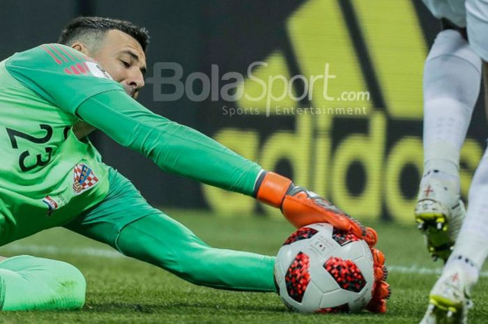 Aksi kiper Kroasia, Danijel Subasic saat melawan Inggris dalam laga semifinal Piala Dunia 2018 melawan Inggris, Rabu (11/7/2018)  di Luzhniki Stadium, Moskow.