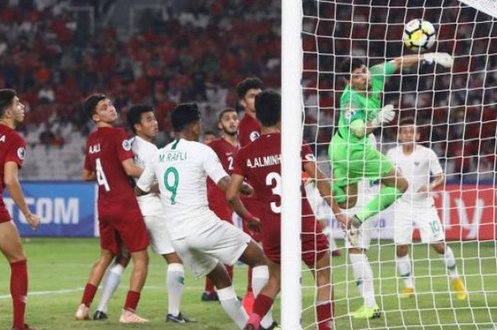 Kiper Timnas U-19 Qatar gagal mengantisipasi tendangan bebas Muhammad Lutfi Kamal sehingga berbuah gol bagi Timnas U-19 Indonesia dalam laga Grup A Piala Asia U-19 2018 di Stadion Utama Gelora Bung Karno (SUGBK), Senayan, Jakarta Pusat, Minggu (21/10/2018) malam. 