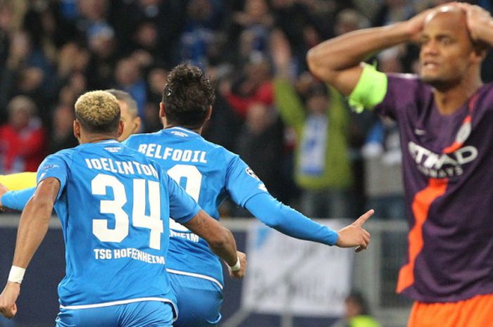 Selebrasi penyerang Hoffenheim, Ishak Belfodil (tengah), saat merayakan gol yang ia cetak ke gawang Manchester City dalam laga GRup F Liga Champions 2018-2019 di Stadion Wirsol Rhein Neckar Arena, Hoffenheim, Jerman, pada Selasa (2/10/2018).