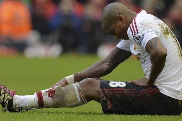 Pemain Manchester United, Ashley Young, mengalami cedera pada laga Premier League kontra Liverpool di Stadion Anfield, 17 Januari 2016.