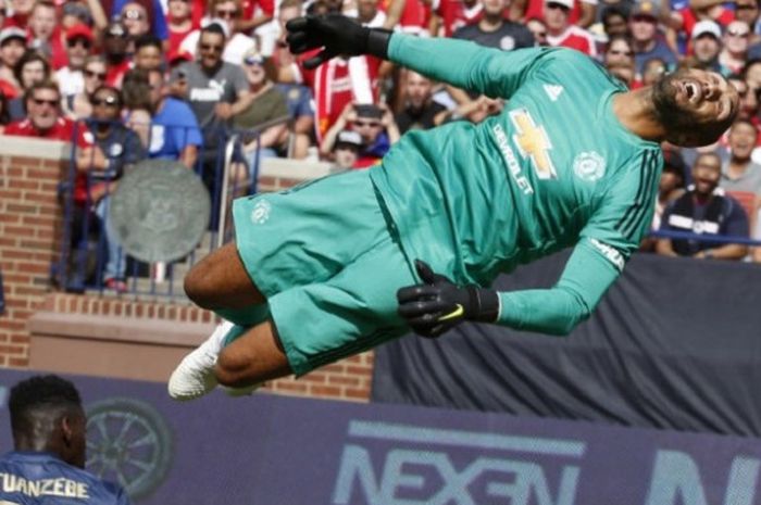 Kiper Manchester United, Lee Grant, melakukan penyelamatan sambil terbang saat menghadapi Liverpool pada partai ICC 2018 di Michigan, 28 Juli 2018. 