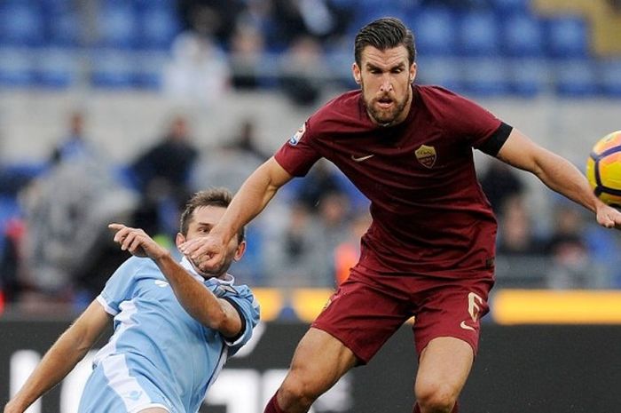 Kevin Strootman tengah merebut bola dari pemain Lazio, Senad Lulic dalam laga Serie A antara SS Lazio kontra AS Roma di Stadio Olimpico, 04 Desember 2016. 