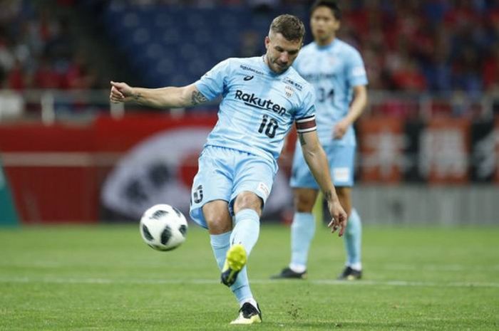 Aksi kapten Vissel Kobe asal Jerman, Lukas Podolski saat dijamu Urawa Reds pada laga lanjutan Liga Jepang 1 atau J-League 1 2018 di Saitama Stadium 2002, 23 September 2018. 