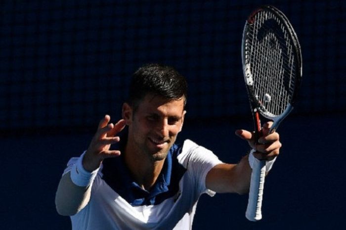 Petenis tunggal putra asal Serbia, Novak Djokovic, melakukan selebrasi setelah mengalahkan petenis Amerika Serikat, Donald Young, pada laga babak pertama Australia Open 2018, di Melbourne, Selasa (16/1/2018).