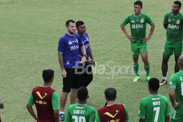  Pelatih Bhayangkara FC, Simon McMenemy saat memberikan instruksi kepada para pemainnya pada latihan di lapngan sintetis ABC, komplek GBK, Senayan, Jakarta pada Rabu (21/2/2018) sore. 