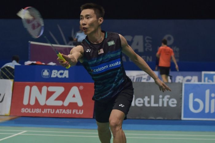 Pebulu tangkis tunggal putra Malaysia, Lee Chong Wei, mengembalikan kok dari pemain India, Prannoy Haseena Sunil Kumar, pada babak kedua Indonesia Open 2017 di Jakarta, Kamis (15/6/2017).