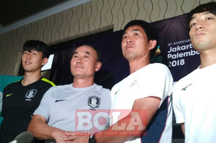  Dari kiri ke kanan; Son Heung-min, Kim Hak-bum, Hajime Moriyashu, Koji Miyoshi saat menghadiri press conference sebelum laga final sepak bola putra Asian Games 2018 antara Korea Selatan U-23 vs Jepang U-23 di Stadion Pakansari, Bogor, Jawa Barat, Jumat (31/8). 