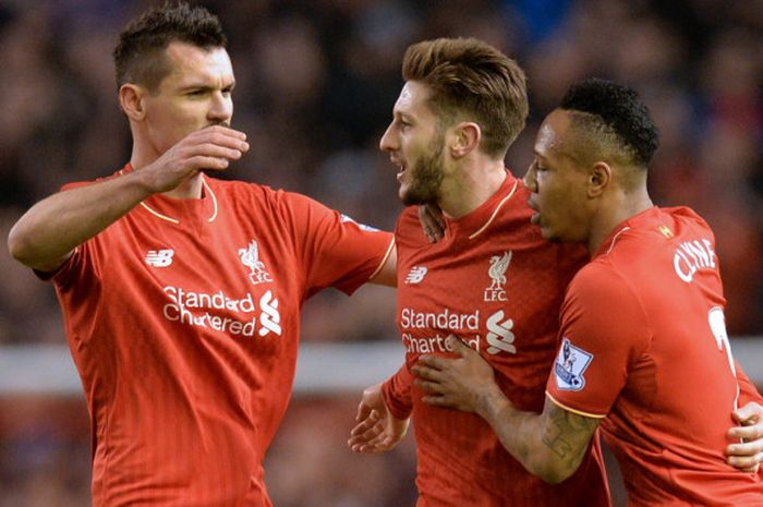 Gelandang Liverpool, Adam Lallana (tengah), merayakan gol bersama Dejan Lovren (kiri) dan Nathaniel Clyne dalam pertandingan Liga Inggris 2015-2016 menghadapi Manchester City di Stadion Anfield, Liverpool, Inggris, pada 2 Maret 2016.