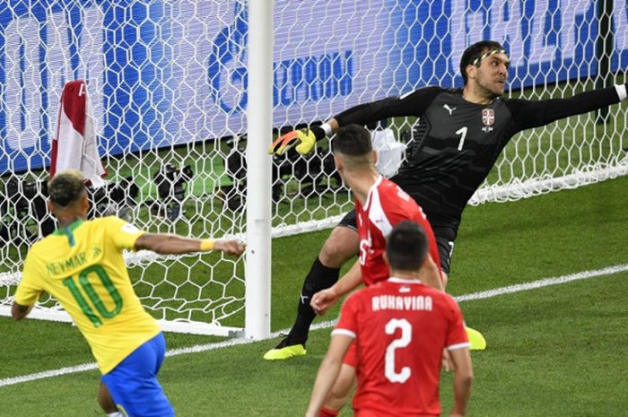  Kiper Serbia, Vladimir Stojkovic (kanan), menepis tendangan penyerang Brasil, Neymar, dalam laga Grup E Piala Dunia 2018 di Spartak Stadium, Moskow, Rusia pada 27 Juni 2018. 