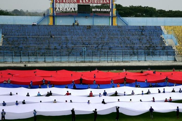 Aremania melakukan gladi bersih pengibaran bendera merah putih raksasa di Stadion Kanjuruhan, Malang, Jumat (15/1/2016).