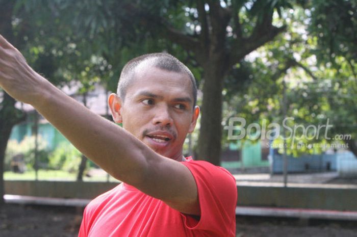 Ricardo Salampessy, bek Persipura saat berlatih di Lapangan PLTD Waena, Jayapura, Papua, pada Kamis (14/12). 