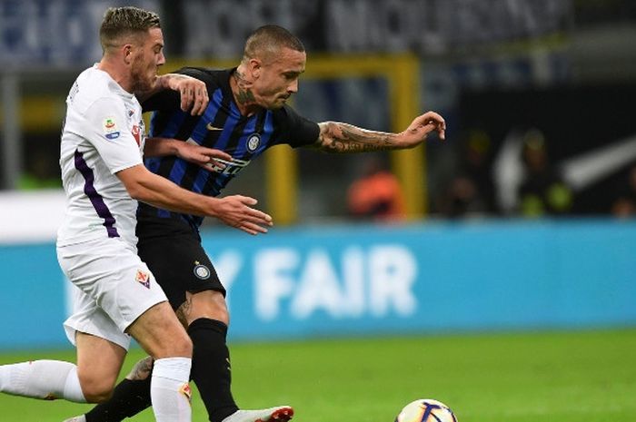 Gelandang Inter Milan, Radja Nainggolan (kanan), berduel dengan gelandang Fiorentina, Jordan Veretout, dalam laga Liga Italia di Stadion Giuseppe Meazza, Milan, Italia pada 25 September 2018.