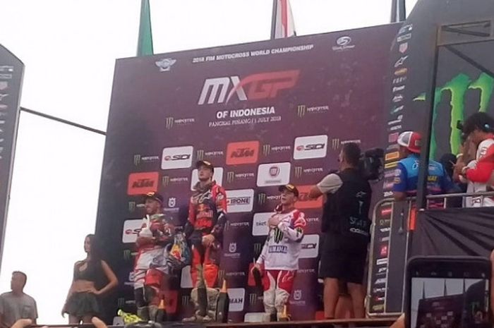 Pebalap Red Bull KTM Factory Racing, Jeffrey Herlings (tengah), meraih podium pertama dalam race kedua Motocross Grand Prix (MXGP) 2018 seri Indonesia di Pangkalpinang, Bangka, Minggu (1/7/2018). 