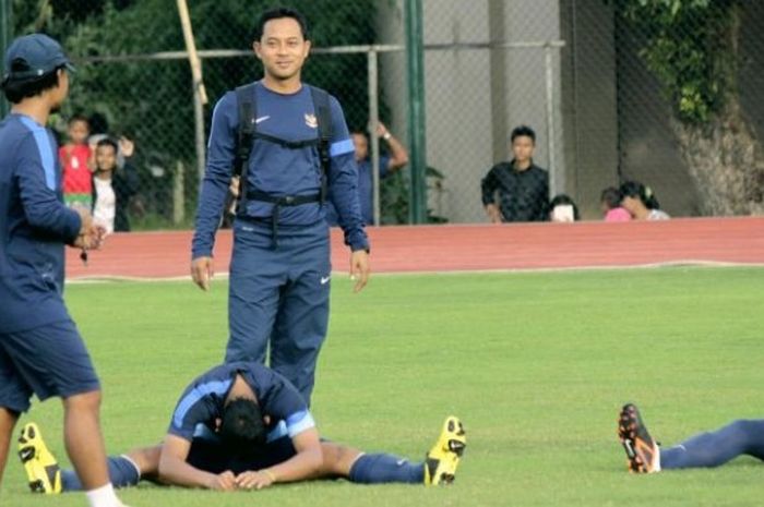 Dokter Alfan Nur Asyhar (tengah) ketika masih ikut menangani Timnas U19.