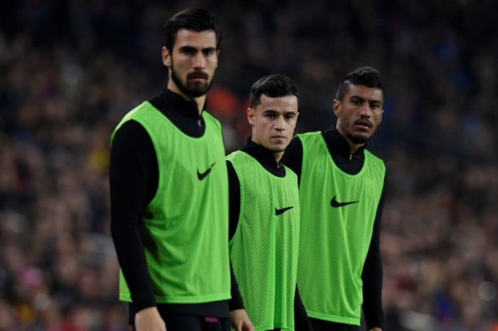 Gelandang FC Barcelona, Andre Gomes, Philippe Coutinho, dan Paulinho, melakukan pemanasan dalam laga leg kedua perempat final Copa del Rey kontra Espanyol di Stadion Camp Nou, Barcelona, Spanyol, pada 25 Januari 2018.