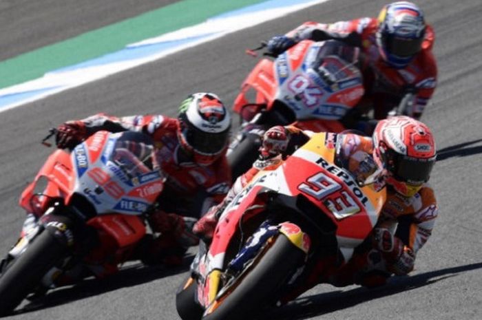 Dani Pedrosa, Jorge Lorenzo, dan Andrea Dovizioso saat beraksi pada balapan MotoGP Spanyol di Sirkuit Jerez, Spanyol, Minggu (6/5/2018). 